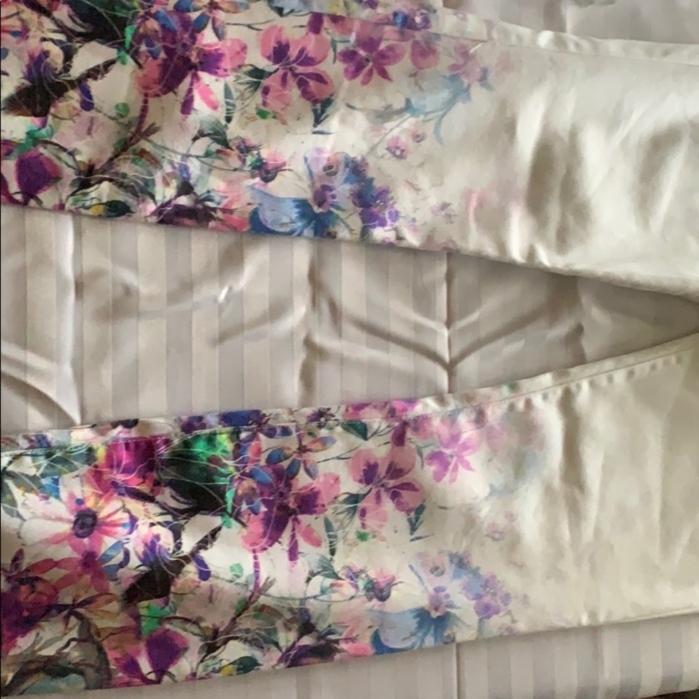 Peter Nygard Half floral white pant size 6 NEW TAG